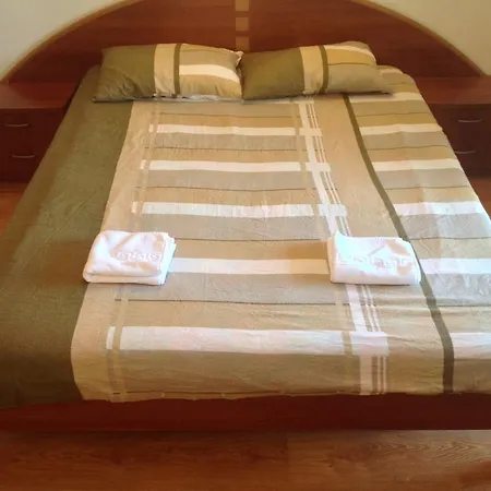 White House Homestay *