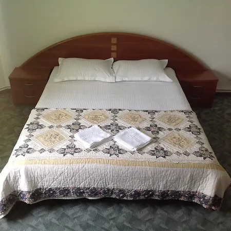 White House Homestay *